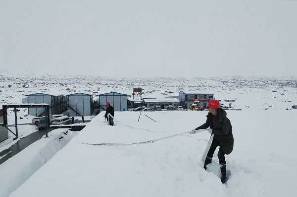 建设中的高海拔宇宙线观测站遭受极端天气考验
