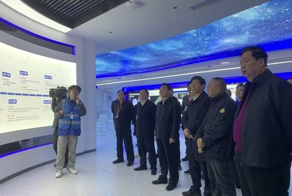 甘孜州州委一行考察调研高海拔宇宙线观测站