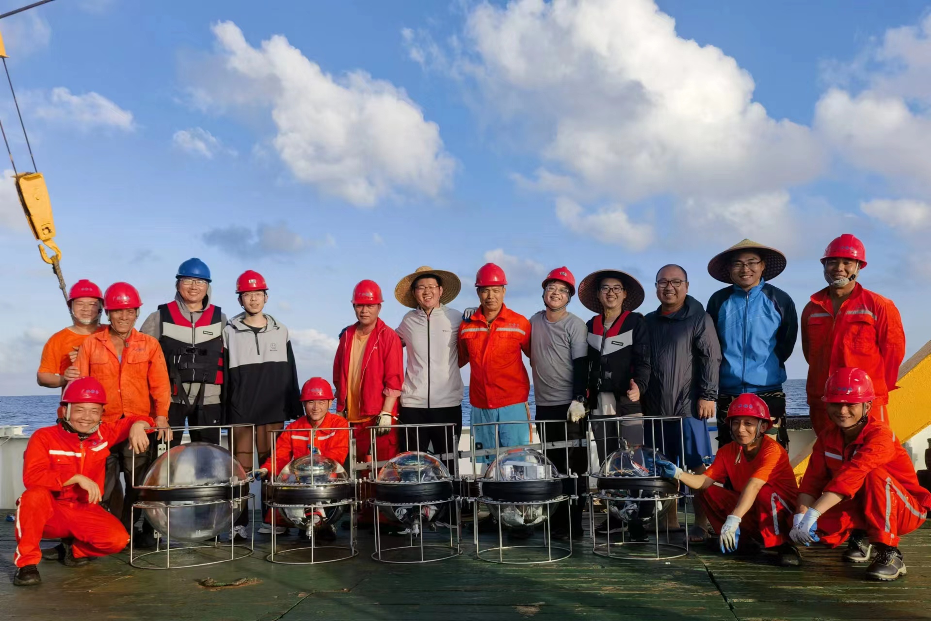 2月9日至14日，高能所高能中微子望远镜研究团队在南海西沙海域顺利完成首次深海测试工作，标志着高能中微子望远镜项目的预研工作取得了重要的实质性进展。