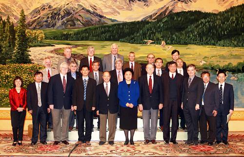 11月2日,国务委员刘延东在北京人民大会堂会见诺贝尔奖得主、美国哥伦比亚大学教授李政道及来华参加第31届中美高能物理联委会会议的美国高能物理代表团。新华社记者 刘卫兵 摄