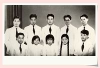 1936年清华大学毕业时留影。前排右起第二人是何泽慧先生，后排左起第一人是钱三强先生。